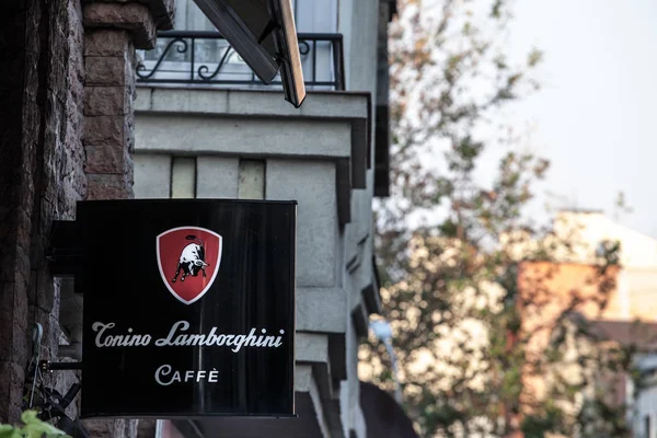 Belgrade Sérvia Outubro 2018 Tonino Lamborghini Caffe Logo Iluminado Bar — Fotografia de Stock