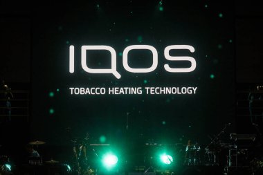 Belgrad, Sırbistan - 15 Ağustos 2018: Sırbistan'teras bar önünde Iqos logo. Iqos, beloning Philip Morris International, bir tütün sigara sistem Isıtma olduğunu