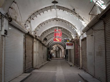 Yezd, Iran - 19 Ağustos 2018: Öğleden sonra boş ve ıssız, pazar kapalı bir sokakta Yazd Khan bazar Street. Sembol Farsça mimarisini kentin önemli bir dönüm noktası olduğunu