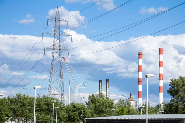 Průmyslová Krajina Východní Evropy Přenosových Věží Stožárů Moc Věže Továrny — Stock fotografie