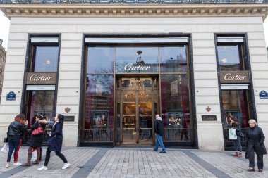 Paris, Fransa - 20 Aralık 2017: Cartier logosu Champs Elysee Bulvarı üzerinde onların ana alışveriş. Cartier tasarlar, üretir, dağıtır ve mücevher ve saatler satan bir Fransız lüks mallar konglomera firmasıdır