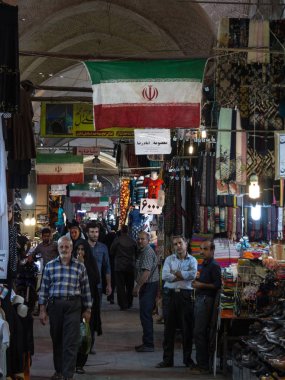 Isfahan, Iran - 8 Ağustos 2018: Isfahan bazar, pazar kapalı bir sokakta bir İran bayrağını Street. Sembol Farsça mimarisini kentin önemli bir dönüm noktası olduğunu