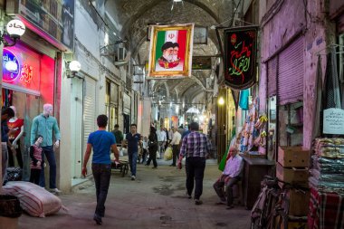 Isfahan, Iran - 20 Ağustos 2018: İslam Cumhuriyeti, Iran, Ali Khamenei ve Ruhullah Humeyni 2 yüksek liderlerin portreleri ile asılı bir İran bayrağı ile Isfahan bazar Caddesi