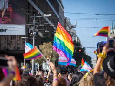 Belgrade, Sırbistan - 16 Eylül 2018: yetiştirme ve gökkuşağı homoseksüel bayrakları Belgrad Gay Pride sırasında holding kalabalık. Geçit töreni büyük polis seyretmek altında sorun olmadan bu yıl oldu.