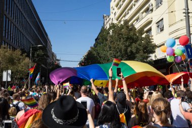 Belgrade, Sırbistan - 16 Eylül 2018: yetiştirme ve gökkuşağı gay bayrakları bir gian, Belgrad Gay Pride sırasında da dahil olmak üzere, holding kalabalık. Tören bu yıl büyük polis seyretmek altında oldu.