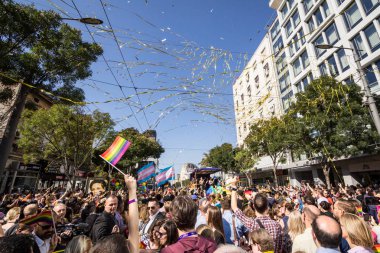 Belgrade, Sırbistan - 16 Eylül 2018: yetiştirme ve gökkuşağı homoseksüel bayrakları Belgrad Gay Pride sırasında holding kalabalık. Geçit töreni büyük polis seyretmek altında sorun olmadan bu yıl oldu.