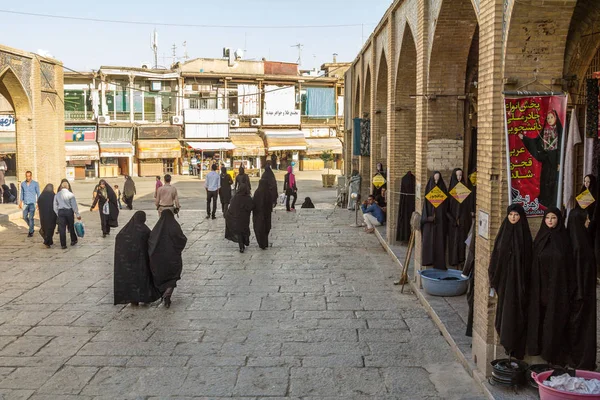 Isfahan Irán Agosto 2016 Mujeres Vestidas Con Ropa Modesta Islámica — Foto de Stock