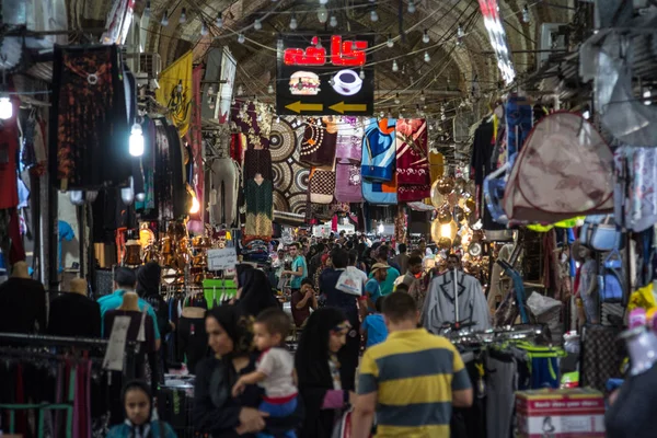 Şiraz, Iran - 16 Ağustos 2018: Ana Pazar kapalı bir sokakta rush hour sırasında kalabalık Şiraz Vakil bazar salonu. Sembol Farsça mimarisini kentin önemli bir dönüm noktası olduğunu