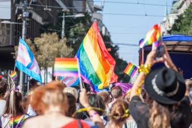  Yetiştirme ve gökkuşağı sırasında bir Gay gurur eşcinsel bayrakları tutan kalabalık. Trans bayrakları de arka planda görülebilir. Gökkuşağı bayrağı Lgbtq topluluk sembollerin biridir