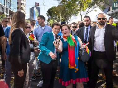 Belgrade, Sırbistan - 16 Eylül 2018: Başbakan Ana Brnabic (solda) bir selfie bir fan ile Belgrad Gay Pride 2018 baskı sırasında alarak. Balkanlar'da 1 lezbiyen Başbakan o