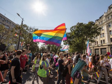 Belgrade, Sırbistan - 16 Eylül 2018: yetiştirme ve gökkuşağı homoseksüel bayrakları Belgrad Gay Pride sırasında holding kalabalık. Geçit töreni büyük polis seyretmek altında sorun olmadan bu yıl oldu.