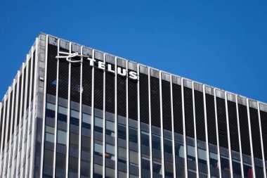Montreal, Kanada - 4 Kasım 2018: Telus logo Quebec için onların heaquarters önünde. Telus bir Kanada telekomünikasyon şirketi provding ve cep telefonu çözümleri ülkesi