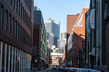 Montreal, Kanada - 4 Kasım 2018: Montreal, Quebec, Kanada ekonomisi sembolü ana şehir yakındaki bir caddeden görüldü dowtown iş gökdelenler
