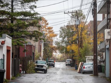 Montreal, Kanada - 3 Kasım 2018: Harap tipik Kuzey Amerika konut sokakta sonbahar Montreal, Quebec, park etmiş arabalar ile yağmurlu bir gün sırasında