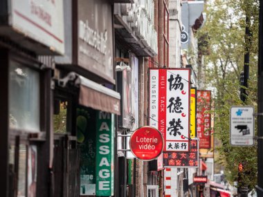 Montreal, Kanada - 3 Kasım 2018: İşaretleri Çin ve Asya dükkanlar Quebec Montreal Çin Mahallesi'ne götürüldü. Bu ikinci büyük Kanada şehir Çin etnik ilçesidir