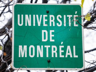 Montreal, Kanada - 3 Kasım 2018: Montreal Üniversitesi (Universite de Montreal) çevre varlığını gösteren mesaj, Kanada ve Quebec ana üniversiteler biridir