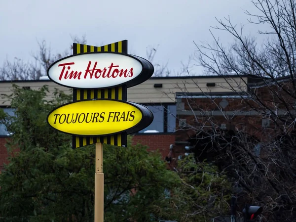 ケベック州フランス語で彼らの Sogan と彼らのレストランの つ前のモントリオール カナダ 2018 ティムホートンズ ティムホートンズはカナダのブランド カフェ ファーストフードです — ストック写真