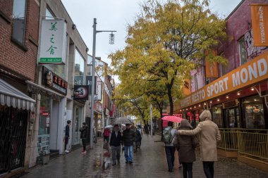 Montreal, Kanada - 3 Kasım 2018: Rue de la Gauchetiere Street, mahallesinde alışveriş ile kalabalık. Bu ikinci büyük Kanada şehir Çin etnik ilçesidir