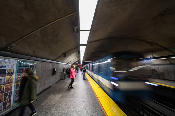 Montreal Canadá Noviembre 2018 Gente Espera Metro Estación Cote Des — Foto de Stock