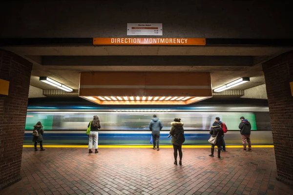 Montreal Canadá Noviembre 2018 Personas Esperando Metro Plataforma Estación Snowdon —  Fotos de Stock