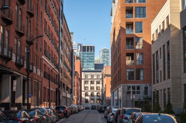 Montreal, Kanada - 4 Kasım 2018: Montreal, Quebec, Kanada ekonomisi sembolü ana şehir yakındaki bir caddeden görüldü dowtown iş gökdelenler
