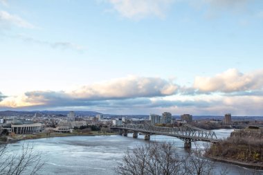 Gatineau Hull, Quebec, karşılıklı Ottawa, Ontario, ve önünde gün batımında ikonik Alexandra bridge ile Outaouais Nehri Panoraması. Gatineau Quebec en büyük kentlerinden biridir