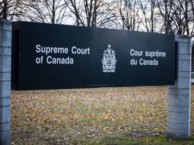 Ottawa, Kanada - 10 Kasım 2018: Ottawa, Ontario Kanada Yargıtay gösteren giriş işaret. Olarak da bilinen Scoc, bu en yüksek adalet Kanada organıdır