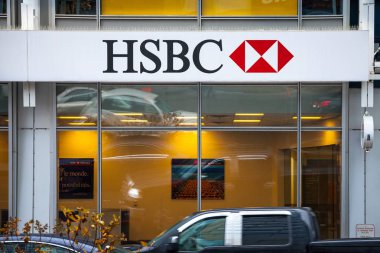 Montreal, Kanada - 5 Kasım 2018: Hsbc bankasının tarafından geçen arabalar ile onların ana dalı-Montreal Logo. HSBC dünya çapında yayılan bir İngiliz bankadır
