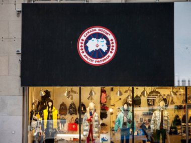 Montreal, Kanada - 5 Kasım 2018: Logo Kanada kaz Arctic Program onların ana alışveriş. Kanada Kazı olduğunu Kanadalı moda giyim markası kışında giymek ve kürk mont
