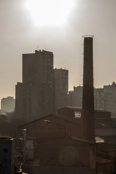 Vieja Chimenea Ladrillo Una Fábrica Abandonada Revolución Industrial Mientras Que — Foto de Stock