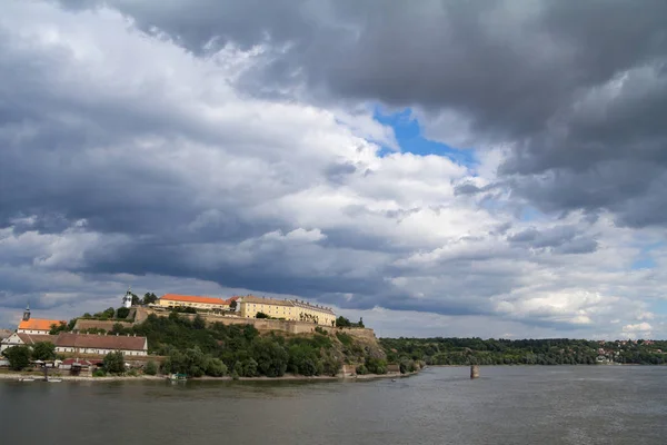 Petrovaradin Fort Novi Sad Servië Rivier Donau Een Bewolkte Zomermiddag — Stockfoto
