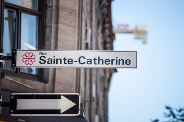 Montreal, Kanada - 4 Kasım 2018: Rue Sainte Catherine sokağında Montreal, Quebec gösteren Street işaret. Tdowntown içinde bulunan, şehrin en aktif ve en bilinen caddelerinden biri olan