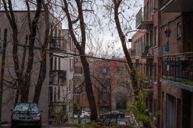 Montreal, Kanada - 6 Kasım 2018: bölge Cote des Neiges, şehir merkezinde Montreal, Quebec üzerinde gerçekleştirilen tipik Kuzey Amerika banliyö orta gelir küçük kırmızı tuğla binalar, konut tarzı,