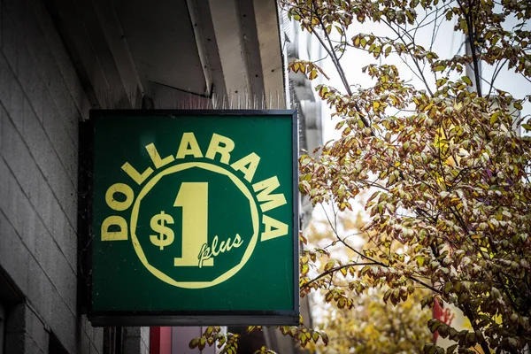 Montreal Kanada November 2018 Dollarama Logo Vor Ihrem Lokalen Geschäft — Stockfoto