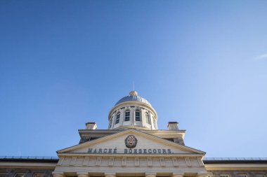 Marche Bonsecours içinde şehrin eski arması ile güneşli bir öğleden sonra boyunca, Montreal, Quebec, Kanada. Bonsecours Pazar eski Montreal veya Vieux Montreal ana konumlar biridir