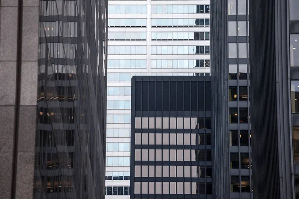 Fachadas Rascacielos Edificios Oficinas Parados Uno Frente Otro Medio Del —  Fotos de Stock
