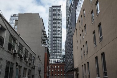 Toronto dowtown kınamak ve iş gökdelen Toronto, Ontario, şehrin ana bir yakındaki yerleşim sokaktan Kanada ekonomisi sembolü gördün.