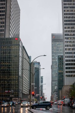 Montreal, Kanada - 6 Kasım 2018: Rene Levesque Boulevard, merkezi iş bölgesinde, Kanada ekonomisi sembolü üzerinde gerçekleştirilen yağmurlu bir günde, Montreal, Quebec, dowtown iş gökdelenler