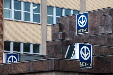Montreal, Kanada - 6 Kasım 2018: Montreal metro sistemi üzerinde ayırt edici logosu ile mavi bir metro gösteren işaretler istasyon, Stm veya Societe tarafından yönetilen de taşıma de Montreal