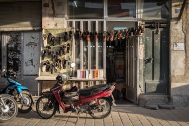 Isfahan, Iran - 20 Ağustos 2018: motosiklet og Ayakkabı elle önünde bir ayakkabıcı dükkanı önünde duruyor. Isfahan bazar şehir sembollerin biridir