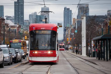 Toronto, Kanada - 13 Kasım 2018: Yeni Toronto tramvay bir tramvay durağı Spadina Avenue, Downtown Toronto, Ontario. Kanada'da toplu ulaşım sembollerin biridir
