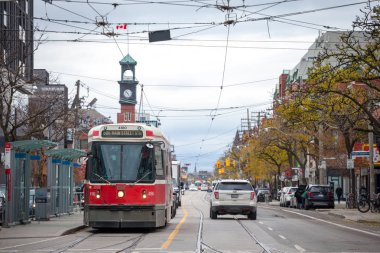 Toronto, Kanada - 13 Kasım 2018: Eski Toronto tramvay College Street, Downtown Toronto, Ontario bir tramvay durağı üzerinde. Kanada'da toplu ulaşım sembollerin biridir