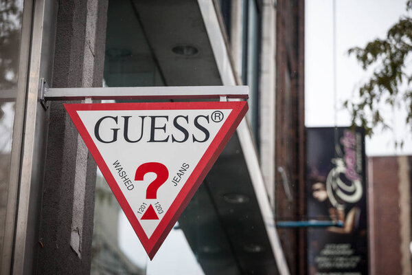 Монреаль, Канада - 5 ноября 2018 года: Угадайте логотип на их главном магазине в Монреале, Квебек. Guess - американский бренд одежды и ритейлер, распространённый по всему миру
