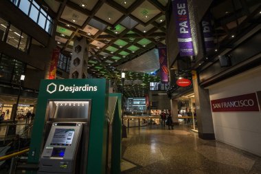 Montreal, Kanada - 6 Kasım 2018: Desjardins banka Desjardins Kompleksi alışveriş merkezinde kendi Atm logosuna. Bu finansal kurum Quebec ana bankalardan biridir