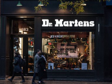 Montreal, Kanada - 5 Kasım 2018: Onların ana alışveriş yapmak için Montreal, Quebec Dr Martens logo. Dr Martens bir İngiliz ayakkabılar, Ayakkabı ve giyim şirket olduğunu