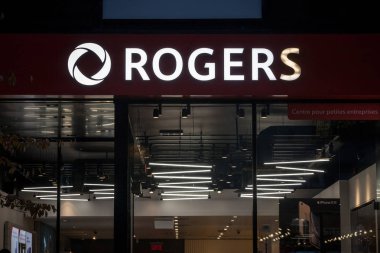 Montreal, Kanada - 5 Kasım 2018: Rogers Communications logo kendi yerel butik Montreal önünde. Rogers iletişim telekomünikasyon ve medya Kanadalı bir grup uzman olduğunu