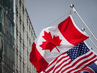 Kanada ve ABD bayrakları önünde bir iş kurma Toronto Ontario, Kanada'da. Toronto Kanada en büyük şehir ve bir ana ekonomik ve Kuzey Amerika'nın iş hub olduğunu