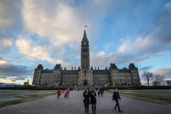 Ottawa Kanada November 2018 Touristen Stehen Vor Dem Mittelblock Des — Stockfoto