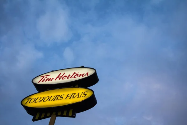 彼らのスローガンはフランス語とケベック州の彼らのレストランの つ前のモントリオール カナダ 2018 ティムホートンズ ティムホートンズはカナダのブランド カフェ ファーストフードです — ストック写真