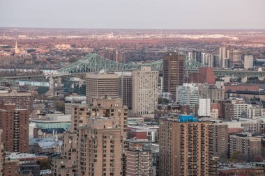 Montreal manzarası, şehir ve Mont Royal tepeden çekilen Cbd iş gökdelenler ikonik binalar ile. Quebec ana şehir ve ikinci şehir Kanada'da Montreal olduğunu
